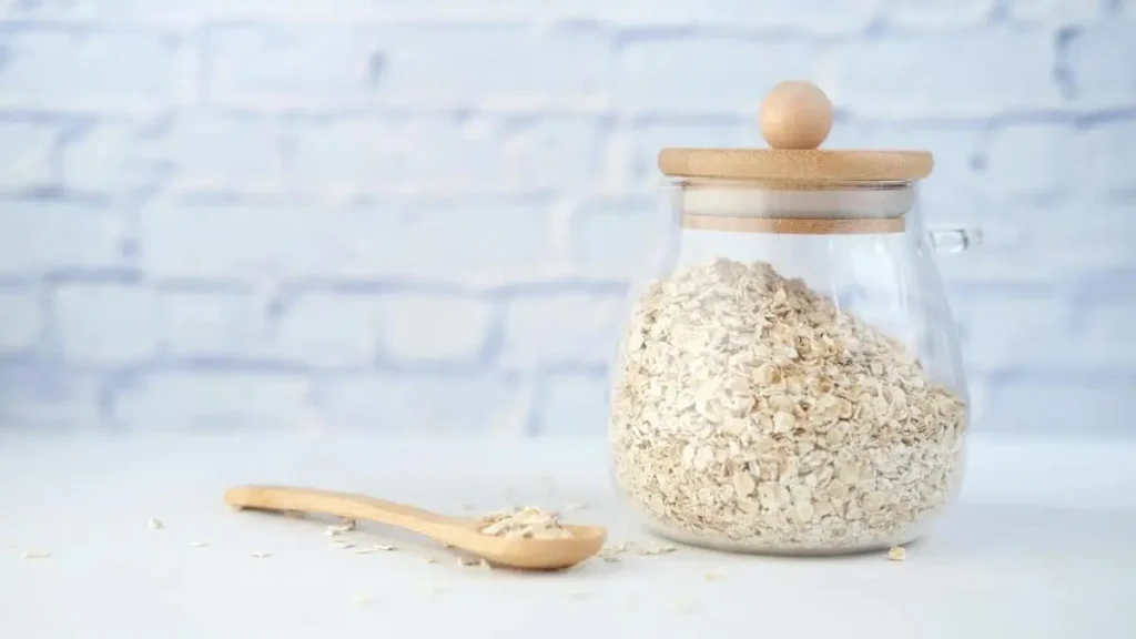ガラス容器に入ったオートミールと木のスプーン