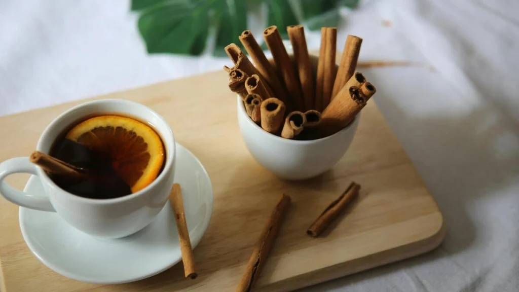紅茶の中にシナモンを入れている画像
