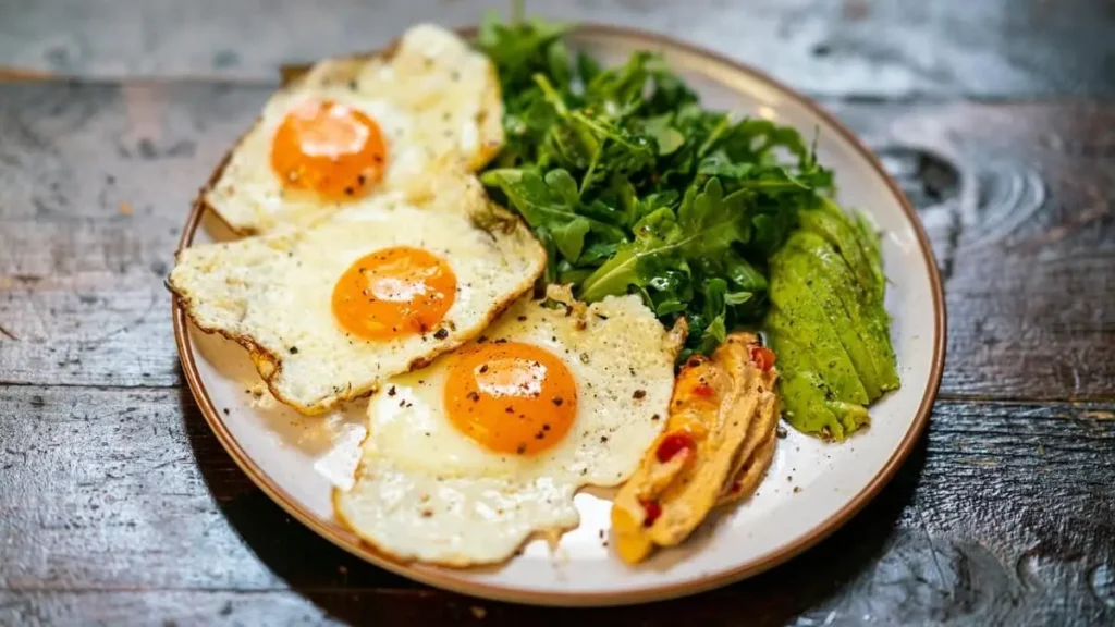 目玉焼き、アボガド、野菜のケトジェニック料理