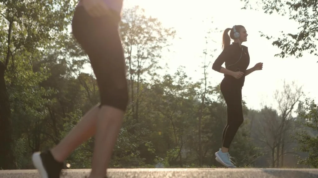 女性がジョギング前にアップをしている画像