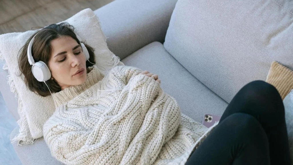 女性がヘッドホンで音楽を聴きながら寝ている姿