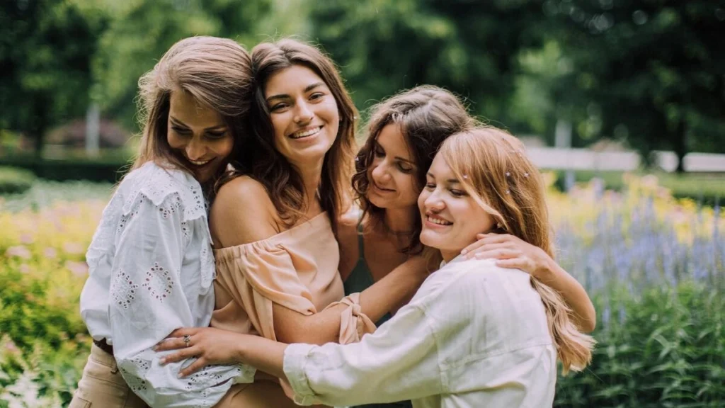 女性４人がハグをしている画像