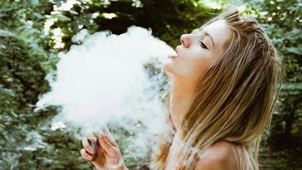 Vapeを吸っている女性