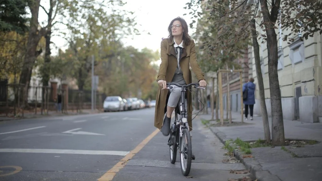 女性が自転車に乗っている画像