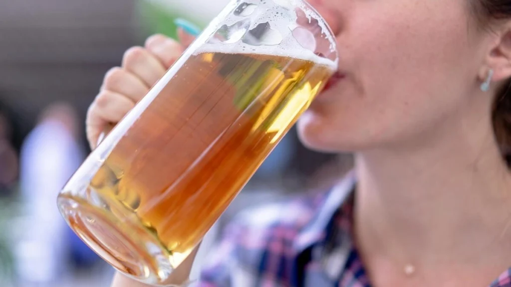 ビールをジョッキで飲んでいる女性の画像
