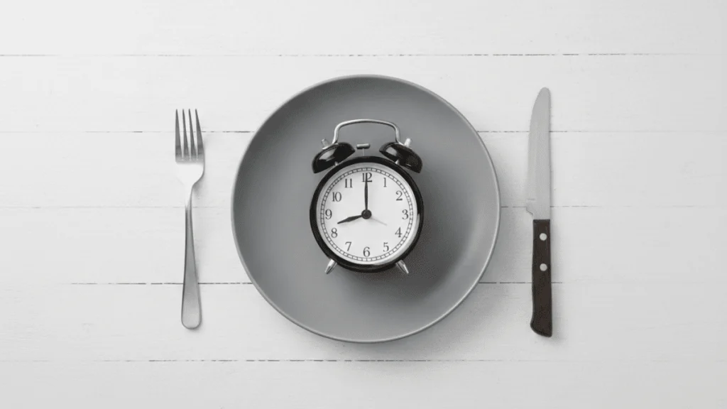 食器プレートに目覚まし時計が置かれている画像